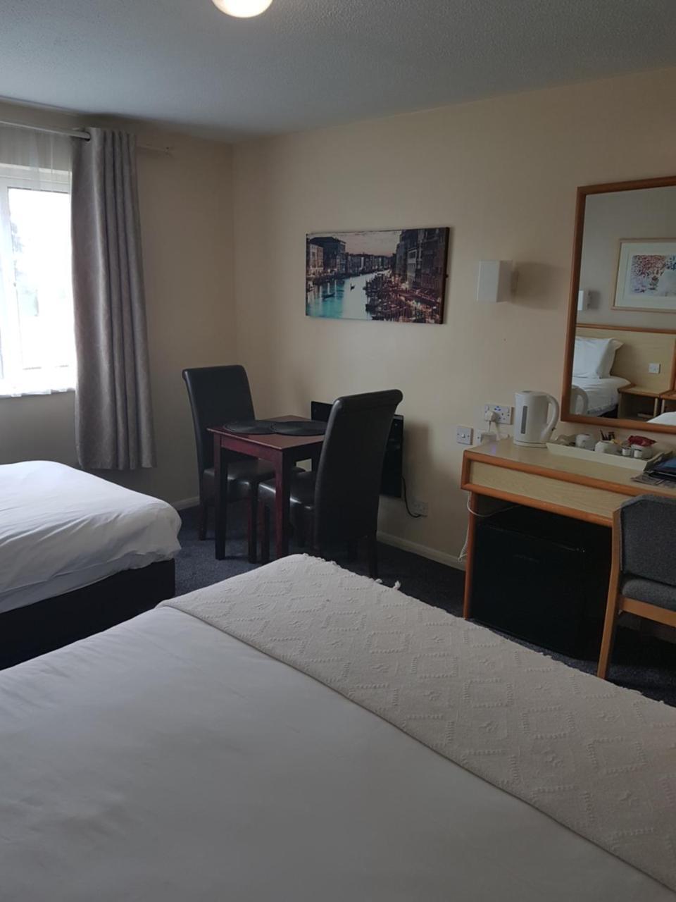 Travel Plaza Hotel Desborough Bagian luar foto